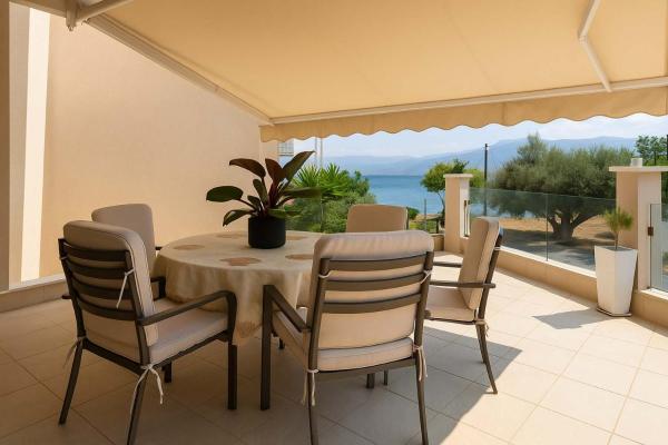 A la foto es mostra l'objecte La Casa Rosa Seaside Getaway situat a la ciutat de Marathiás.