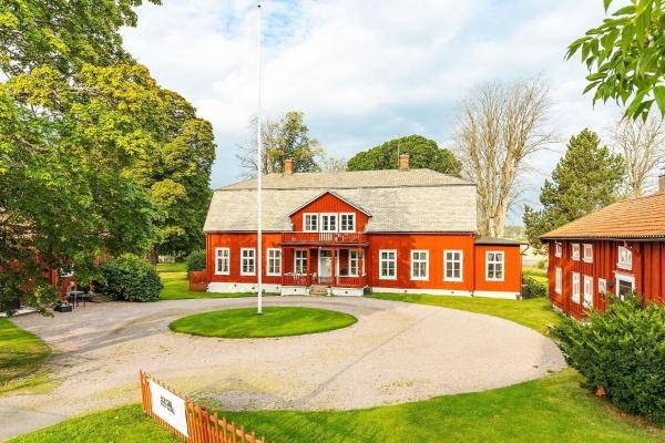 Na zdjęciu widoczny jest obiekt Hova Prästgård Bed & Breakfast położony w mieście Gårdsjö.