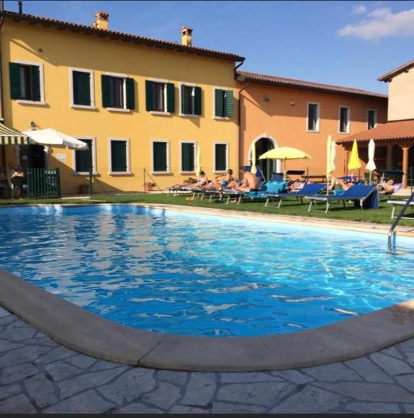 Na zdjęciu widoczny jest obiekt Agriturismo Colombarola położony w mieście Sona.