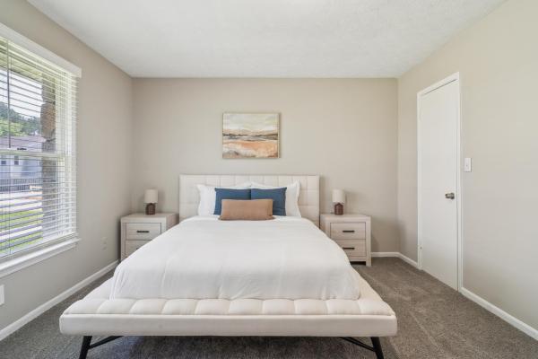 写真にはEllenwood市にあるRex Townhomes 2401a I Comfy 2 Bed 2 Bathが写っています。