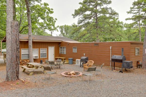 En la foto se muestra el objeto Greers Ferry Lake Escape Cabin with Pool Access ubicado en la ciudad de Greers Ferry.