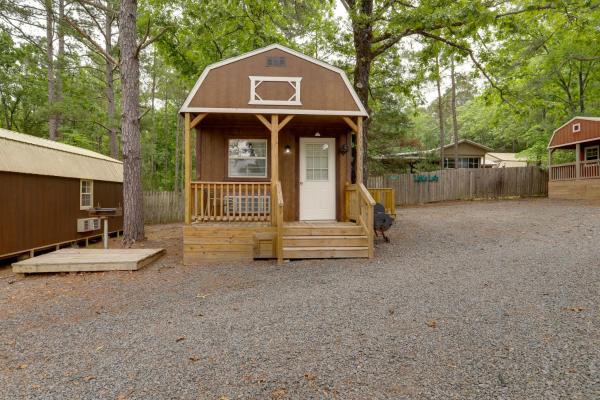 A la foto es mostra l'objecte Romantic Escape in Greers Ferry Less Than 1 Mi to Lake situat a la ciutat de Higden.