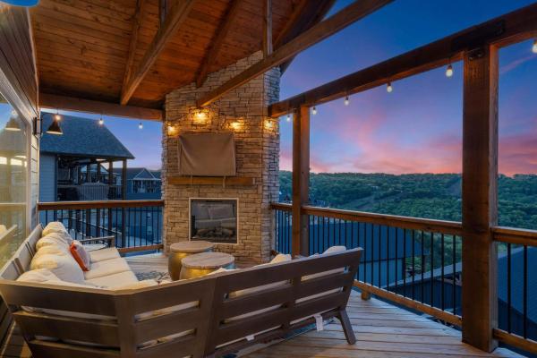 A la foto es mostra l'objecte On The Rocks - Home for 16 situat a la ciutat de Branson.