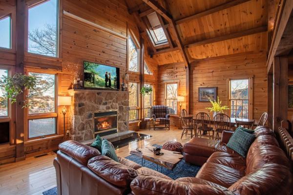 A la foto es mostra l'objecte Rustic Ridge Log Cabin: Hot Tub, Games, Views! situat a la ciutat de Swiftwater.