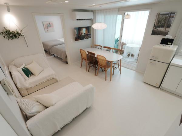OPEN SALE, SONG Stay Park, Airport Railroad, Hongdae Station, Yeontral Park, 7 people, queen bed, air conditioner in each room, dryer, WiFi, foreigners only, Séoul