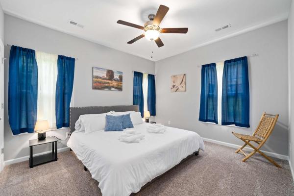 Minutes From Downtown - The Comfy Navy Nestler - Clarksville, TN