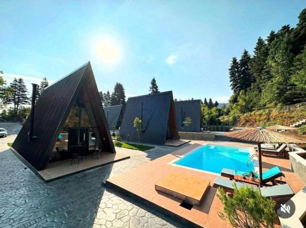 Na zdjęciu widoczny jest obiekt Pavliani4rest - Luxury Cabins położony w mieście Elevtherokhórion.
