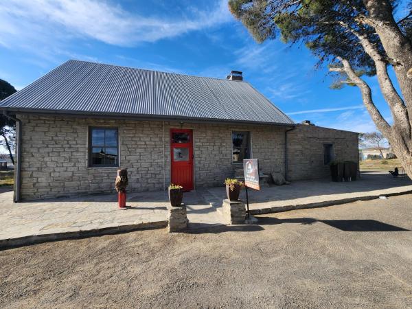 På bildet vises objektet Artist Cottage som ligger i byen Sutherland.