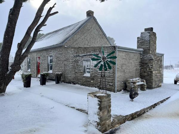Na zdjęciu widoczny jest obiekt Little Artist Cottage położony w mieście Sutherland.