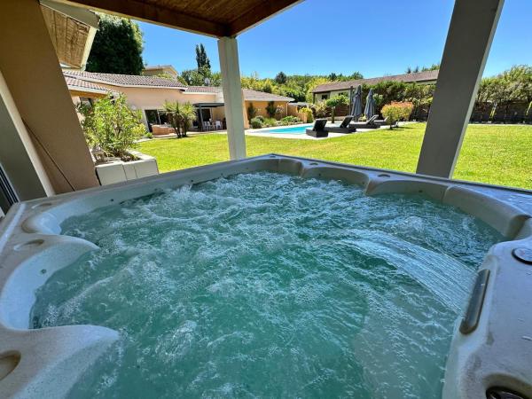 A la foto es mostra l'objecte La Bredi Villa proche de Bordeaux avec piscine et spa situat a la ciutat de Saucats.