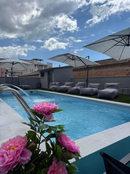På bildet vises objektet STREET 90 Luxury Apartment som ligger i byen Keramotí.