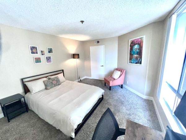 Hollywood Two bedroom & FREE Two parking spots apartment, Los Angeles