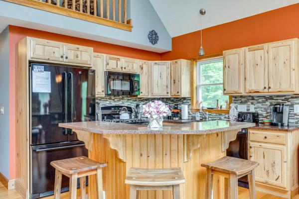 Foto 3: Ski, Hike and Fish Chalet with Hot Tub in Conway