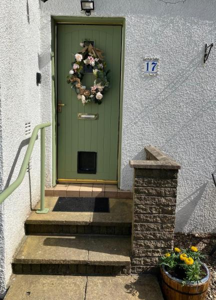 På billedet ses objektet Coastal Village Property beliggende i byen Inverkip.