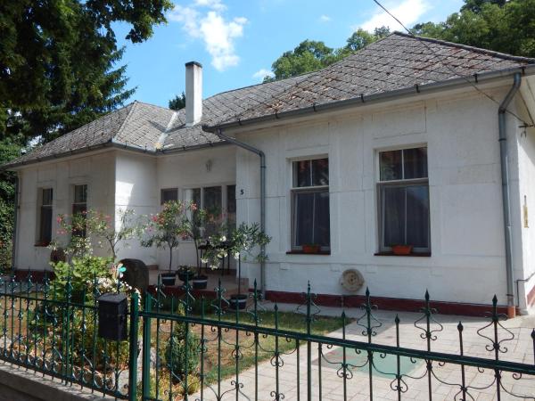 På billedet ses objektet Nefelejcs Nyaralóház beliggende i byen Balatonboglár.