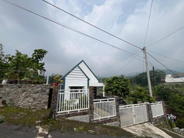 The photo shows the Uthe House located in the city of Pacet.