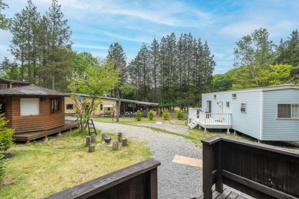 На фото показан объект DogrunCafe & Resorts JENNIE West-Karuizawa, расположенный в городе Miyota.