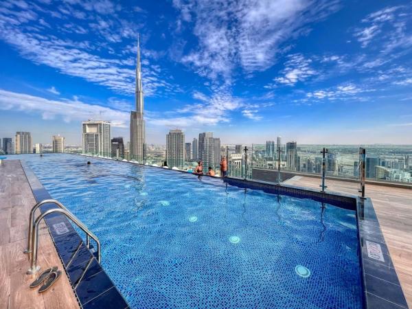 A la foto es mostra l'objecte Spectacular Burj View from Infinity Pool situat a la ciutat de Dubai.