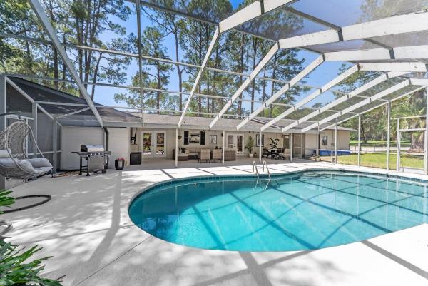 A la foto es mostra l'objecte Designer Pet-Friendly Retreat with Heated Pool home situat a la ciutat de Ocala.
