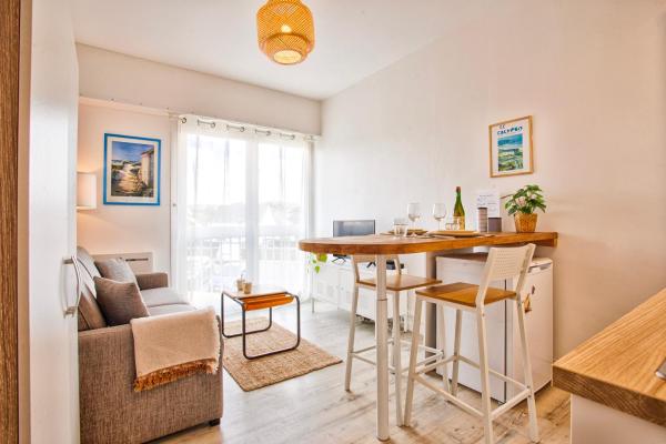 A la foto es mostra l'objecte Charmant studio à 50 m de la mer situat a la ciutat de Siouville.