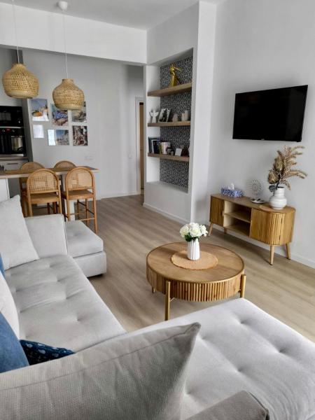 The photo shows the Sunrise condo located in the city of Chalkida.