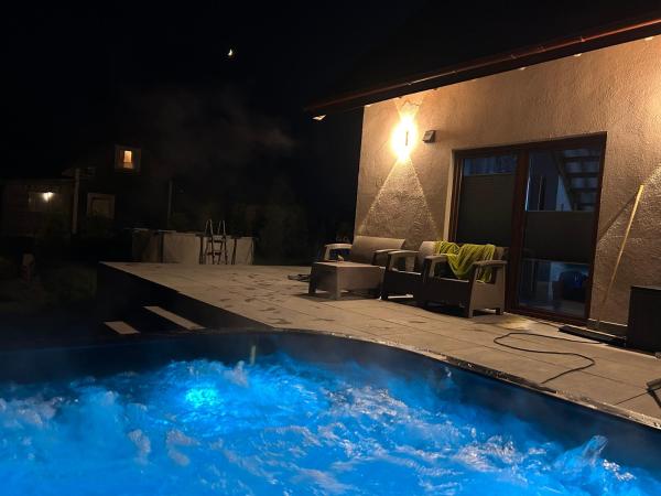 Kuvassa näkyy kohde ''Kaszebe ''Domek letniskowy całoroczny z jacuzzi nad jeziorem Raduńskim, joka sijaitsee kaupungissa Borzestowska Huta.