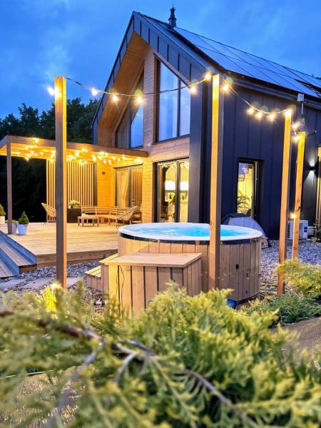 Auf dem Foto ist das Objekt Stodoła Rzym - domek, jacuzzi, sauna, jezioro, las in der Stadt Miechucino zu sehen.