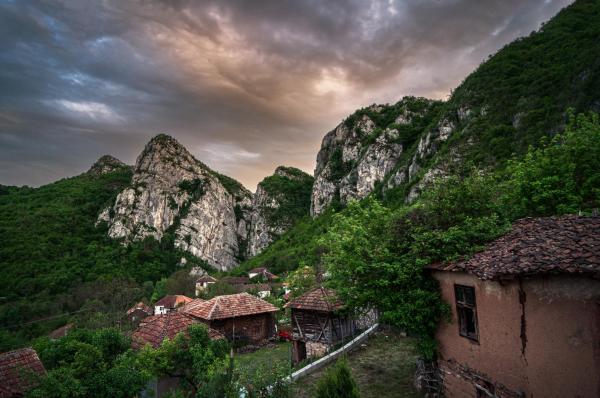 Na fotografii je vidět objekt Golemi kamik Pirot Vlasi 2 nacházející se ve městě Poganovo.
