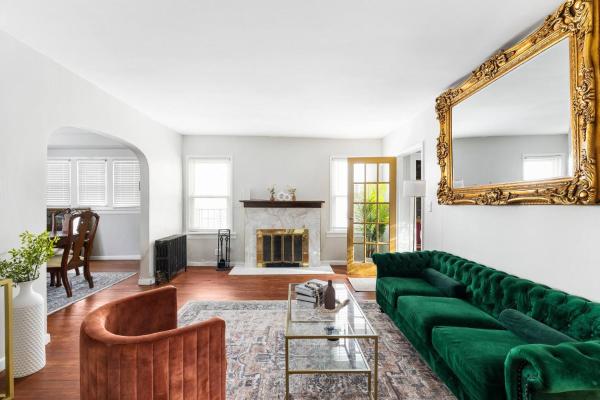 Nella foto è visibile l'oggetto 3BR w/Office+Basement/Utilities+Parking/Near LIRR situato nella città di Utopia.