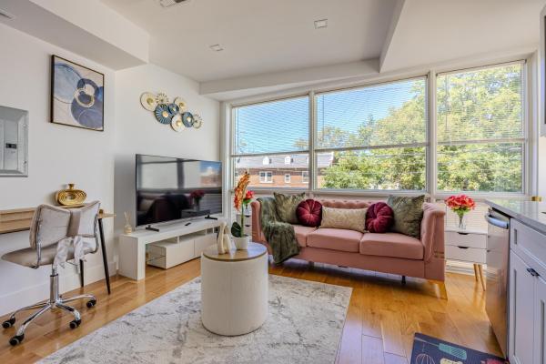 Na zdjęciu widoczny jest obiekt Stylish, Modern & Cozy położony w mieście Waszyngton.
