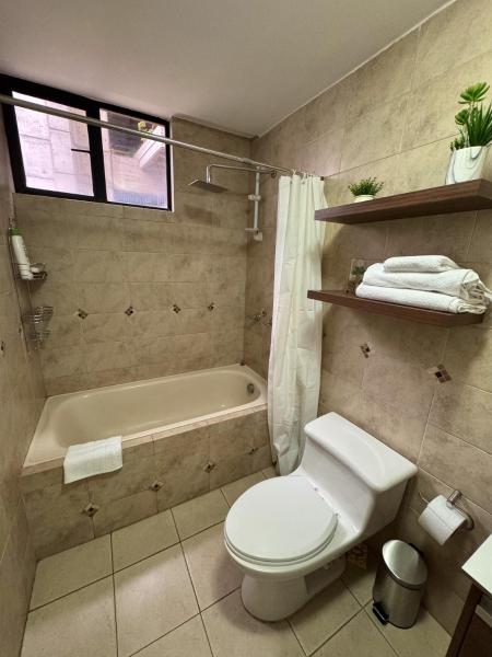A la foto es mostra l'objecte Departamento junto a La Carolina situat a la ciutat de Quito.