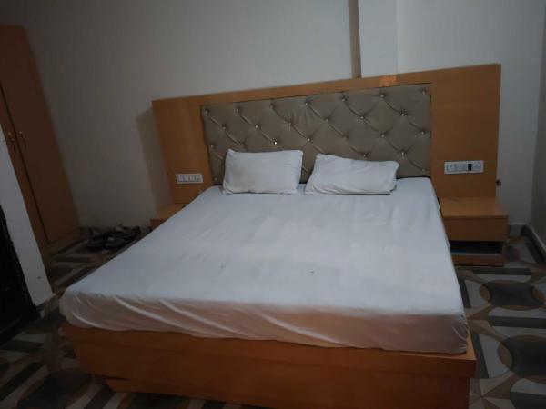 A la foto es mostra l'objecte Hotel O Vinay Plaza & Restaurant situat a la ciutat de Ayodhya.