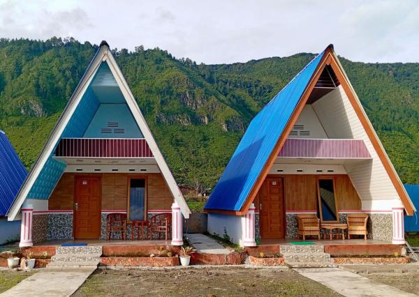 The photo shows the Unedo penginapan dan homestay located in the city of Tomok.