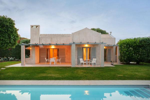 A la foto es mostra l'objecte Villa Polyxeni situat a la ciutat de Argostoli.