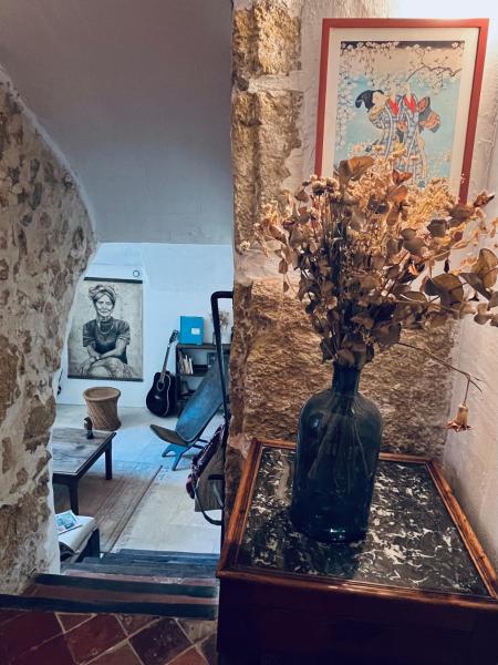 A la foto es mostra l'objecte La Biscornue situat a la ciutat de Lauris.