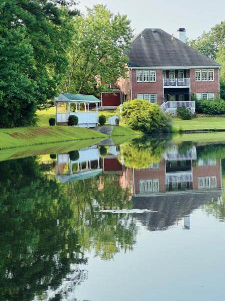 A la foto es mostra l'objecte Entire 4BR Lakeview Home with Parking Fast Wi-Fi Conyers situat a la ciutat de Conyers.
