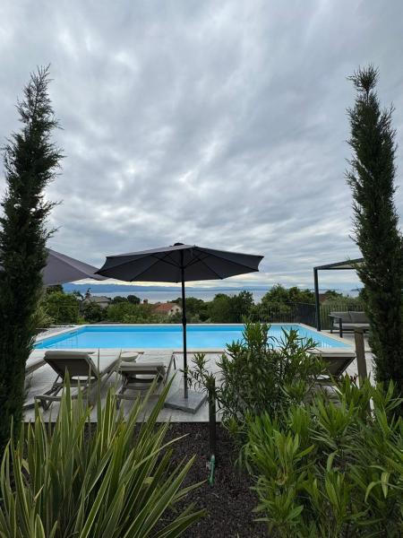 Nella foto è visibile l'oggetto New Unique Stone Villa with Seaview, Pool and Garden situato nella città di Poljane.