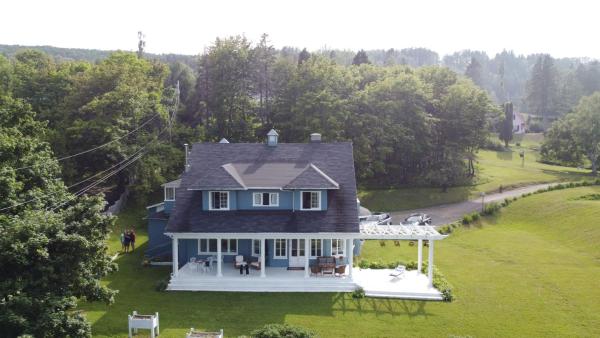 Na fotografii je vidět objekt La Roseraie Kennedy nacházející se ve městě La Malbaie.