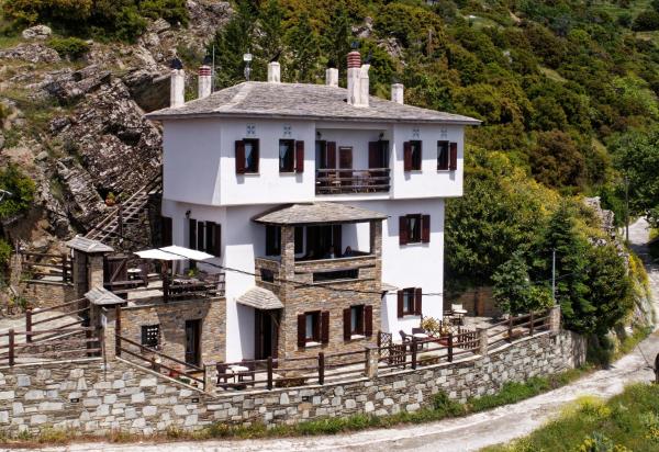Na fotografii je vidět objekt Archontiko Xantha nacházející se ve městě Makrinítsa.
