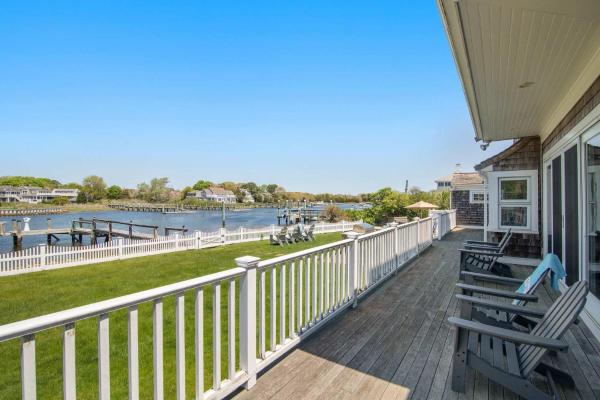 På bildet vises objektet Waterfront Walk to Beach som ligger i byen Osterville.