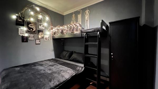 Na zdjęciu widoczny jest obiekt Nira Dark Rooms położony w mieście Seturan.