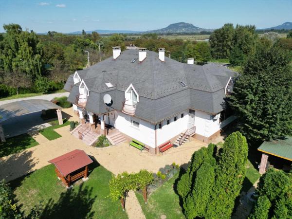 Na zdjęciu widoczny jest obiekt Villa Mátis położony w mieście Balatonederics.