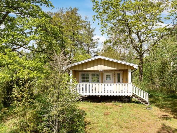 Na zdjęciu widoczny jest obiekt Holiday Home Rödmossa Femton by Interhome położony w mieście Bockasjögle.