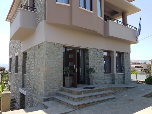 På billedet ses objektet Διατηρητέο Hotel Cafe-Bar-Restaurant beliggende i byen Afráton.