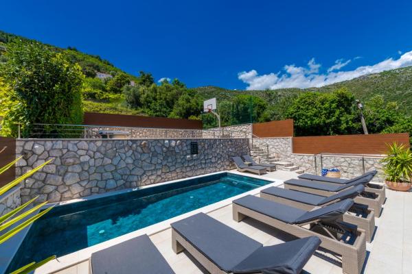 Nella foto è visibile l'oggetto Vacation home with Private heated Pool situato nella città di Zaton.