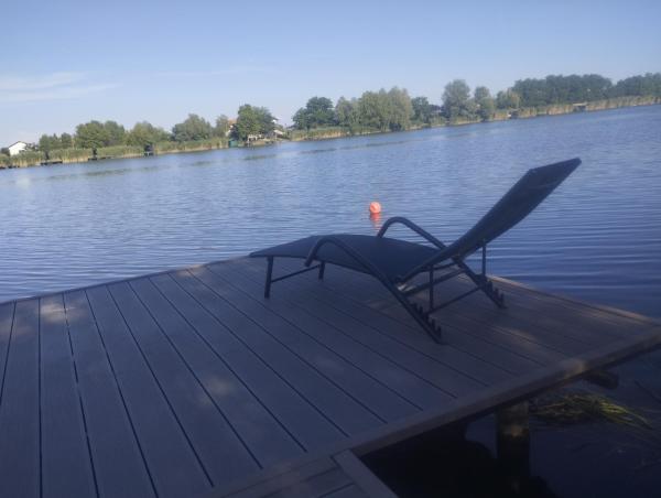 A la foto es mostra l'objecte Emily situat a la ciutat de Bukorovac.