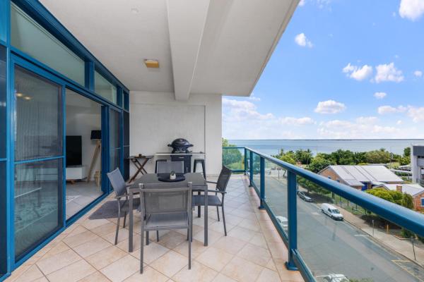 På billedet ses objektet Ideal CBD Location with Harbour Views Pool Gym & BBQ beliggende i byen Darwin.