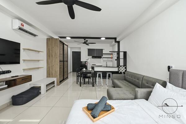 The photo shows the KSL Daya JB #Studio #SimpleStyle #2Pax located in the city of Kangkar Teberau.