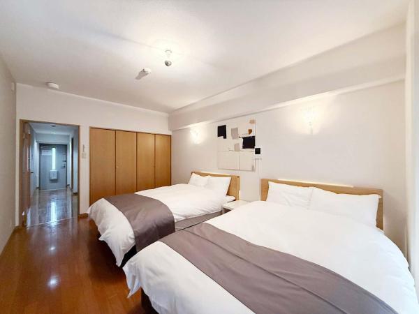 Na zdjęciu widoczny jest obiekt Grandeur by b hotel - Secure & Stylish 1BR Calm Stay Near Downtown położony w mieście Hiroszima.