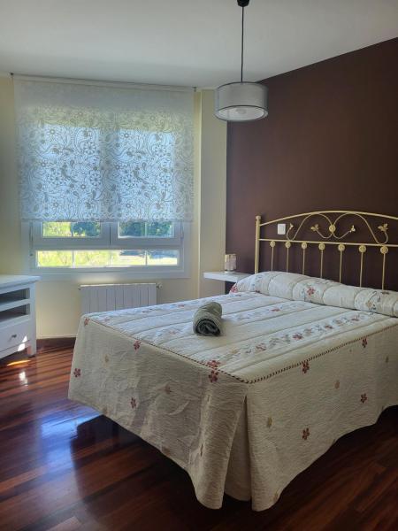 Auf dem Foto ist das Objekt Helena apartment-pool in der Stadt Bárcena de Cicero zu sehen.